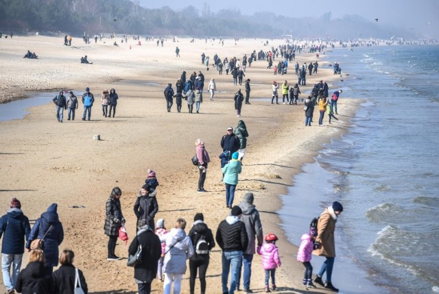 Tłumy spacerowiczów na plaży