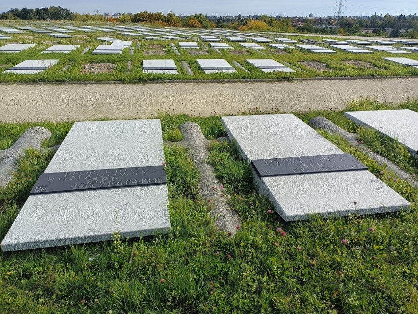 Cmentarz Żołnierzy Polskich na Oporowie przechodzi ważny remont. Oczyszczono pomnik, odnawiane są nagrobki