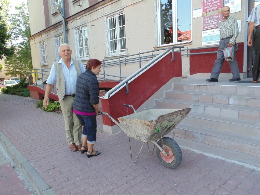 Protest w Opolu Lubelskim: Mieszkańcy chcieli wywieźć starostę na taczce. ZDJĘCIA