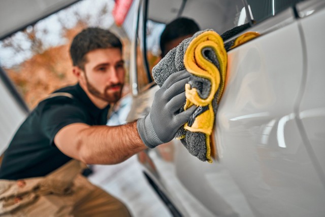 Poznaj skuteczne sposoby na gruntowne sprzątanie auta. Dowiedz się, z jakich technik i środków do czyszczenia skorzystać, aby nie uszkodzić samochodu.