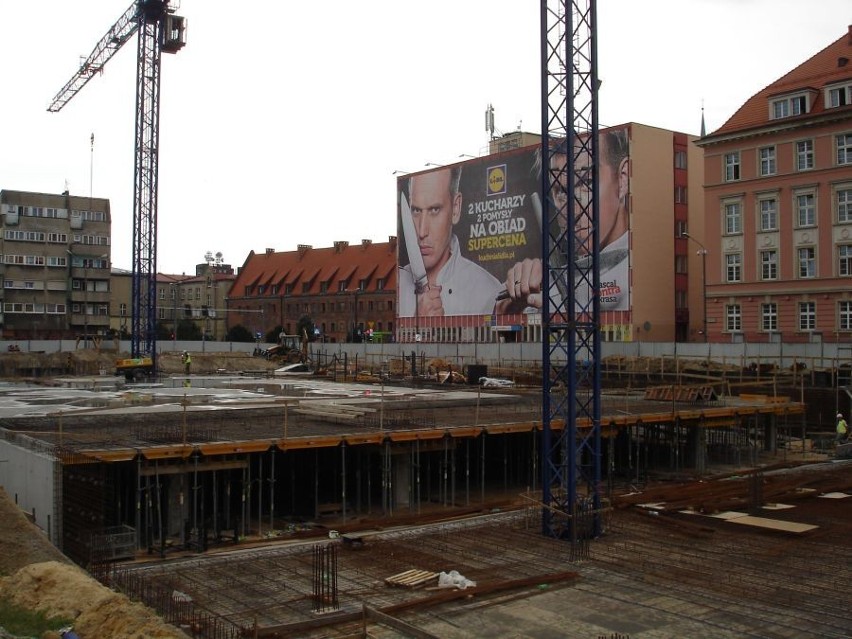 Wrocław: Budowa parkingu na pl. Nowy Targ idzie zgodnie z planem (ZDJĘCIA)