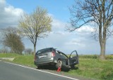 Uwaga. Groźnie wyglądający wypadek na drodze Wrocław - Świdnica. Auto wylądowało w rowie 