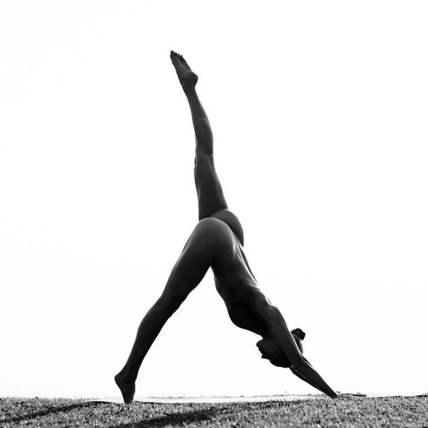 Nude Yoga Girl - ona sprawi, że polubisz ćwiczenia [GALERIA]