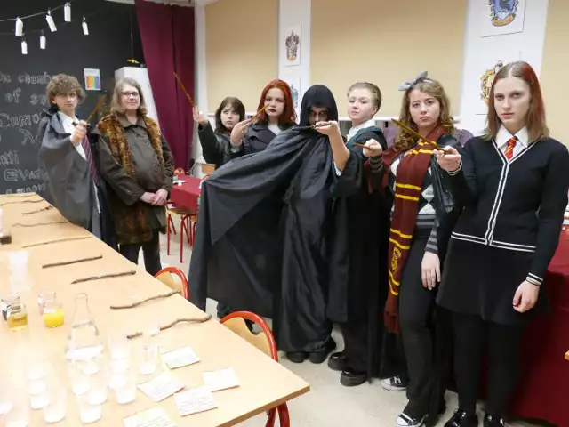 Uczniowie klas siódmych i ósmych szkół podstawowych odwiedzili rumskie liceum, żeby wziąć udział w różnorodnych warsztatach.