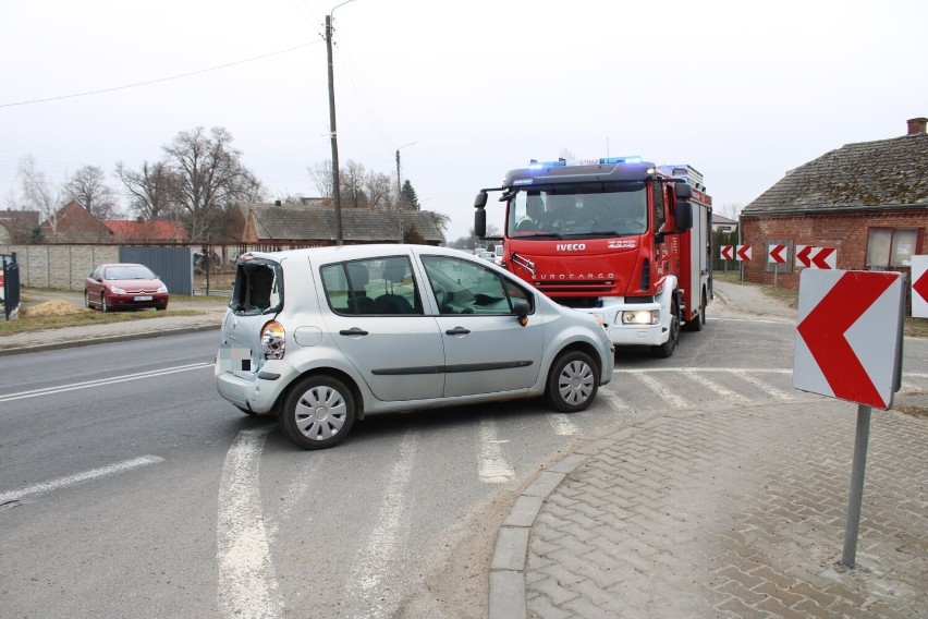 Wypadek na drodze krajowej 74 w Raduckim Folwarku. Tir uderzył w osobówkę ZDJĘCIA