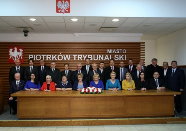 Na zdjęciu Rada Miejska w Piotrkowie Trybunalskim mijającej kadencji na pierwszej sesji 21 listopada 2018 roku, podczas której radni złożyli uroczyste ślubowanie. Na kolejnych slajdach listy kandydatów na radnych miejskich w wyborach 7 kwietnia 2024 roku