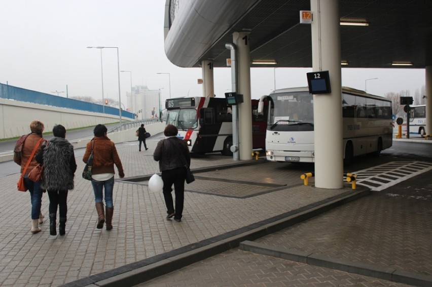Nowy dworzec PKS już otwarty: „Ładny, ale autobusy spóźniają się jak na starym” [zdjęcia]
