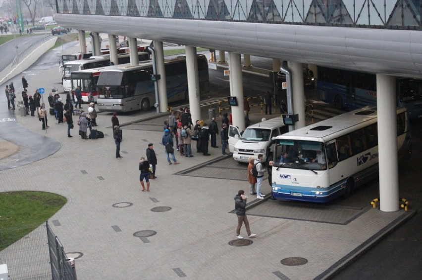 Nowy dworzec PKS już otwarty: „Ładny, ale autobusy spóźniają się jak na starym” [zdjęcia]