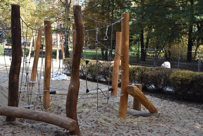 Na budowanym placu zabaw w Parku Szwedzkim stoją nietypowe urządzenia