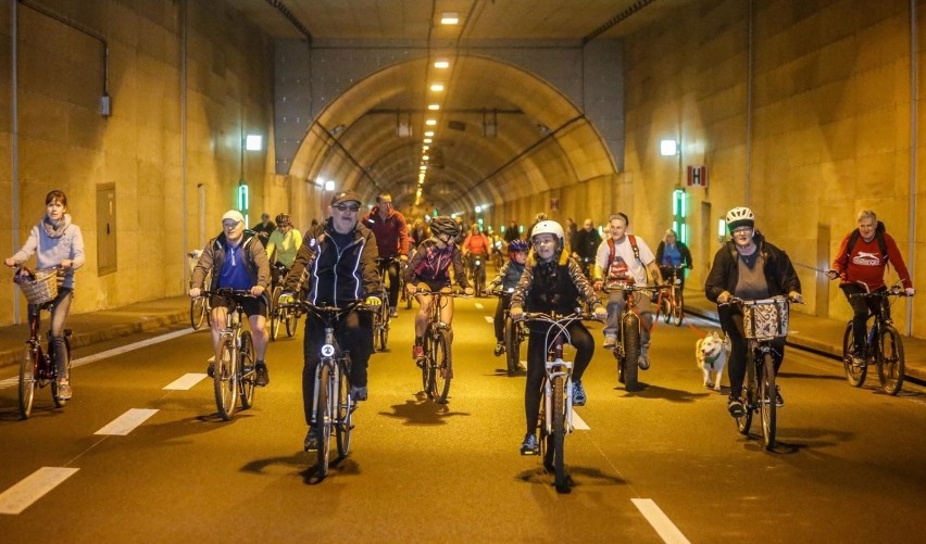 Przejazd rowerowy tunelem pod Martwa Wisłą w 2018 roku.
