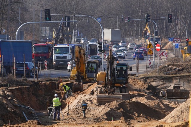 Prace nad budową trasy tramwajowej powodują konieczność przełączeń sieci wodociągowej