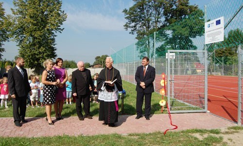 Od kilku dni mieszkańcy Stanowic mogą korzystać z nowego boiska.