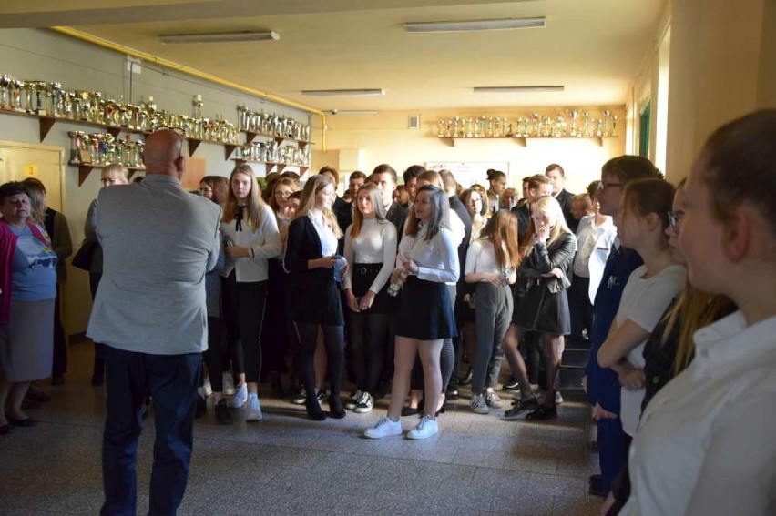 Ósmoklasiści z "Czwórki" w Wągrowcu rozpoczęli egzamin 