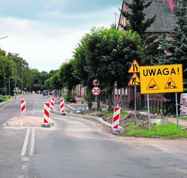 W Rogoźnie trwa jedna z najważniejszych tegorocznych inwestycji na drogach powiatowych, jaką jest gruntowna przebudowa części ul. Wielkiej Poznańskiej za prawie 1,7 mln zł