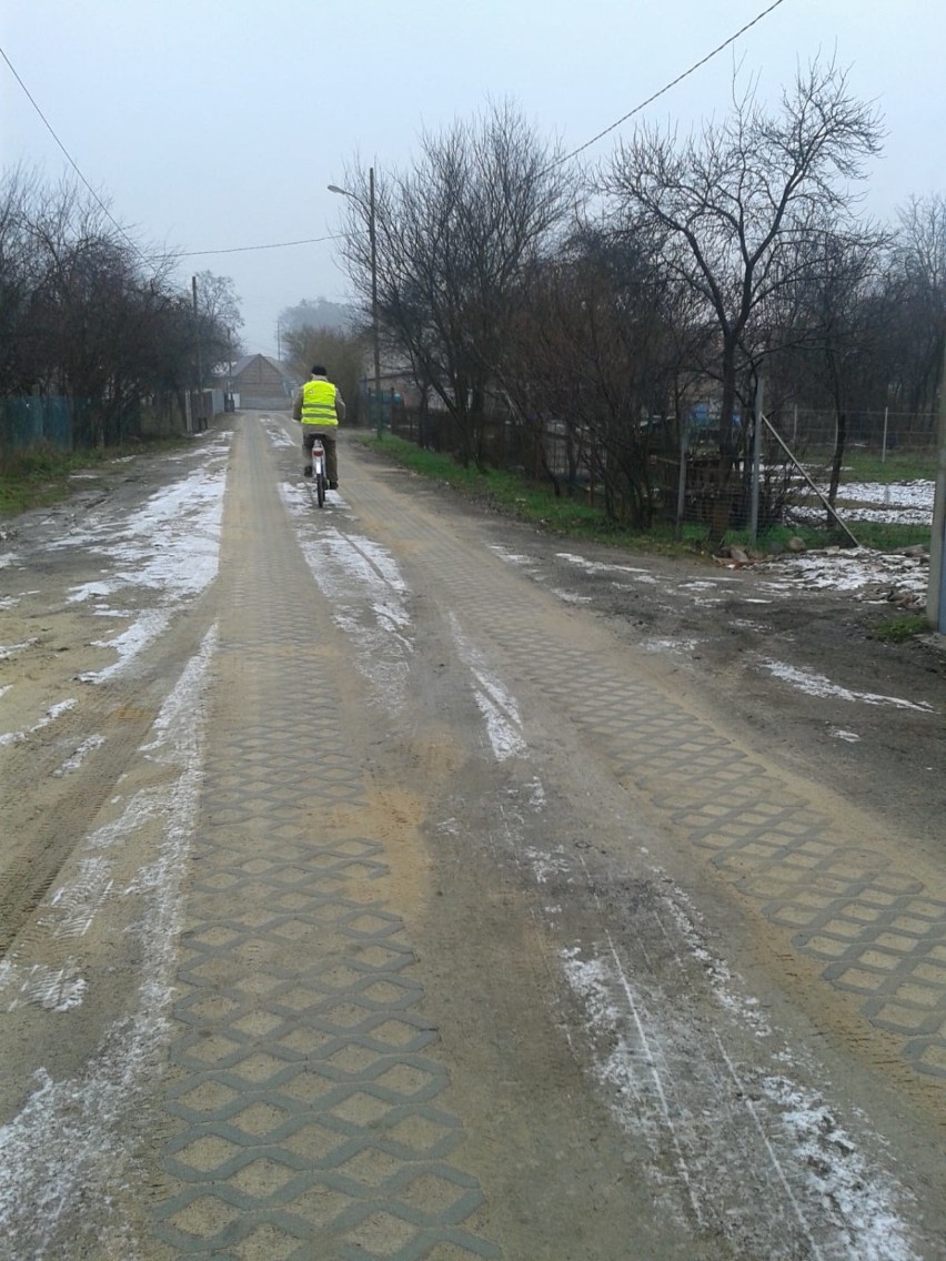 Droga z płyt ażurowych z pasem dla rowerzystów