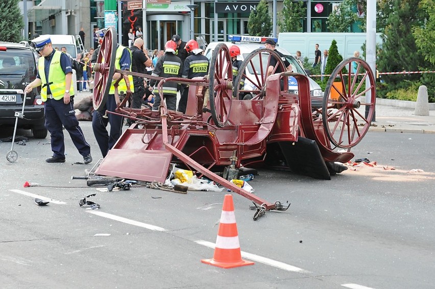 Poznań: Dorożka zderzyła się z autem. Martwy koń i troje rannych [ZDJĘCIA]