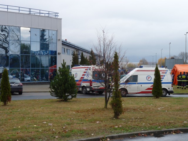 W zakładzie w Kłodzku doszło do wycieku nieznanej substancji. Pracowników ewakuowano.