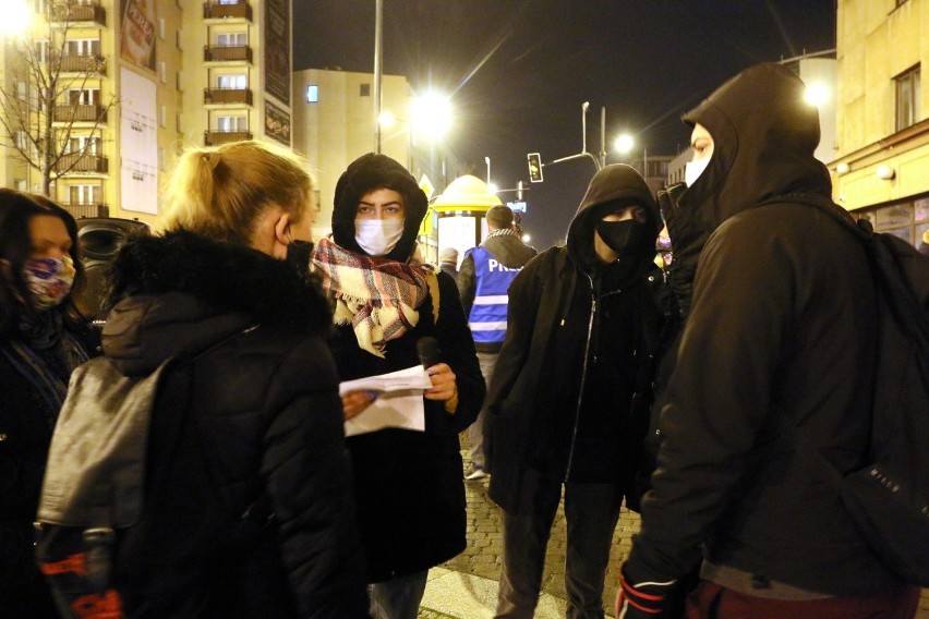 „Bicie pałą to nie praca”. Gorąco na proteście kobiet w Lublinie. Zobacz zdjęcia i wideo