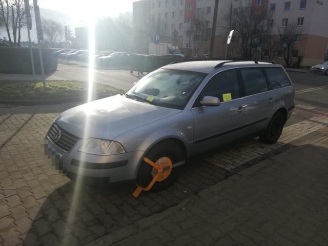 Wielu inowrocławskich kierowców wciąż łamie przepisy o ruchu drogowym parkując pojazdy w miejscach niedozwolonych, jak przejścia dla pieszych, zatoki przystankowy, wjazd na posesję, tereny zielone