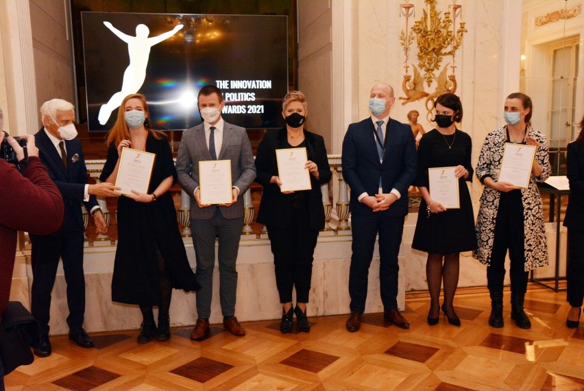 Ostrów Wielkopolski. Beata Klimek odebrała wyróżnienie z rąk byłego premiera za oklejenie przestrzeni miejskiej folią Pure Zone