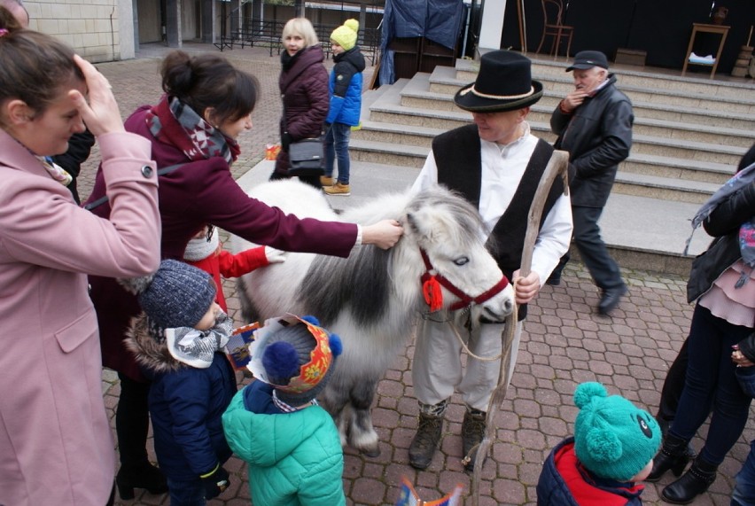 Orszak Trzech Króli 2020 w Tuchowie. Uczestnicy przeszli spod klasztoru na rynek