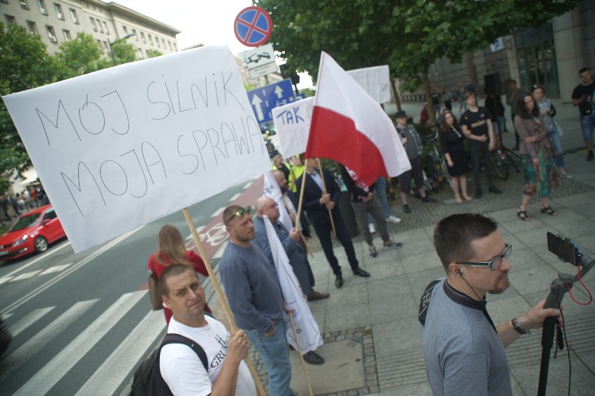 Protest przeciwko zakazowi sprzedaży aut spalinowych w Warszawie. Obecni m.in. Dziambor, Bosak, Korwin-Mikke. "Dość gnębienia kierowców"