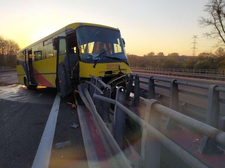 Wypadek autobusu w Siewierzu na DK 78. Pojazd wbił się w bariery na wiadukcie. Są ranni. Droga była zablokowana