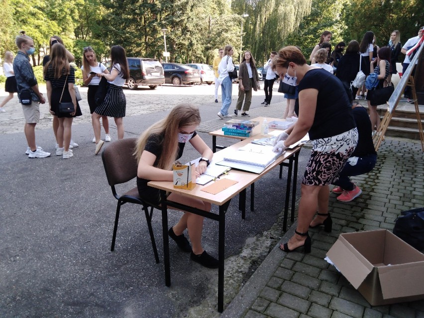 Zakończenie roku szkolnego 2019/2020 w Puławach. Uczniowie odebrali świadectwa. Zobacz zdjęcia