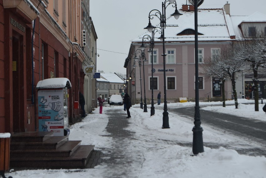 Latarnie w centrum Żor są oświetlone w południe. Dlaczego? Jest odpowiedź urzędników