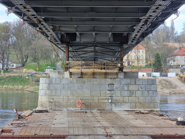 Tak wygląda zabytkowy most w Krośnie Odrzańskim po podniesieniu.