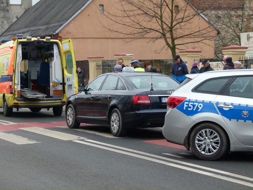 Wypadek na ul. Kościelnej w Zduńskiej Woli. Potrącony pieszy