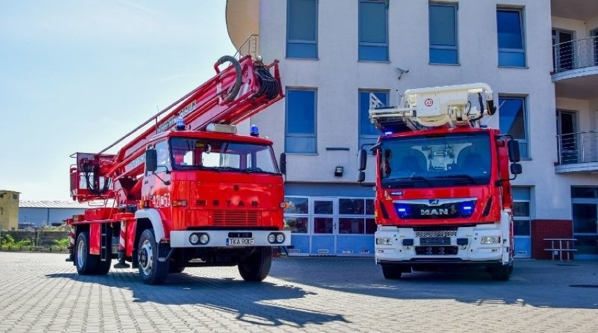 Kazimierscy strażacy dostali nowy wóz. To samochód-drabina z podnośnikiem, który pozwala ratować ludzi i mienie na wysokości do 23 metrów