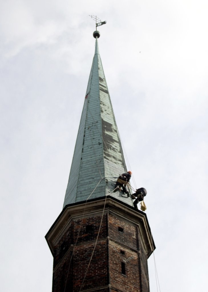 Gdańsk. Naprawiali dach uszkodzonego od wichury kościoła