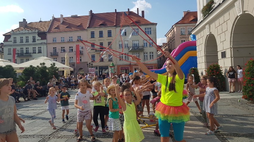 Wakacje w Kaliszu. Taneczny czwartek przy ratuszu