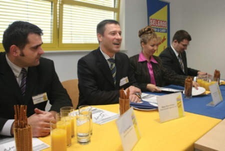 Na zdjęciu od lewej: Michał Malicki, dyrektor hali Selgros w Bytomiu, Hans Peter Lorenz, prezes Selgrosa w Polsce, wiceprezes Bożena Bugajczyk i Cezary Furmanowicz, mendżer do spraw marketingu.