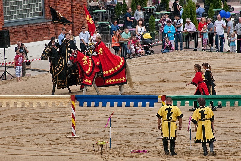 Konie na plaży w Manufakturze. Skoki, kaskaderzy, moda i przejażdżki kucykiem [ZDJĘCIA]