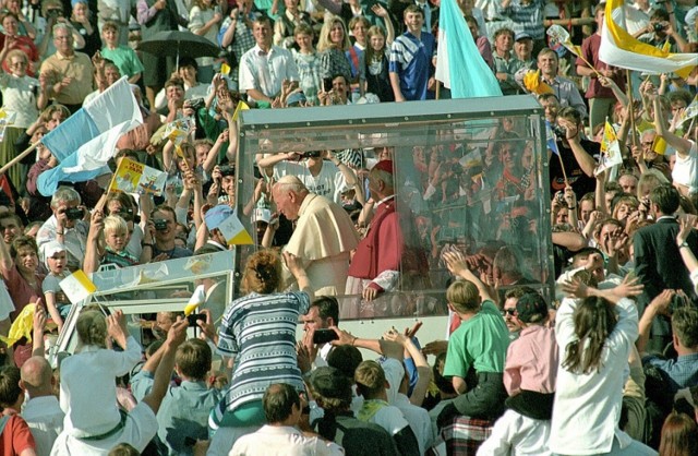 W Gorzowie na Jana Pawła II czekały tłumy. To była niepowtarzalna okazja na spotkanie z Papieżem.
