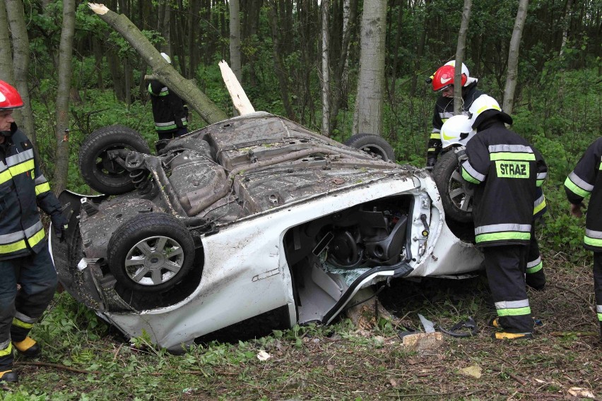 Wypadek w Wałkowie - Punto na drzewie, 29-letnia kobieta w szpitalu. ZDJĘCIA