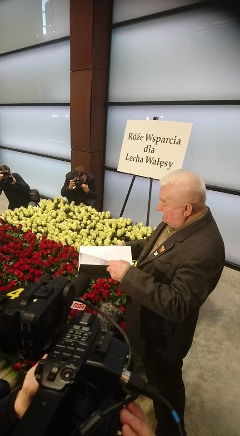 Róże dla Lecha Wałęsy od internautów [ZDJĘCIA]