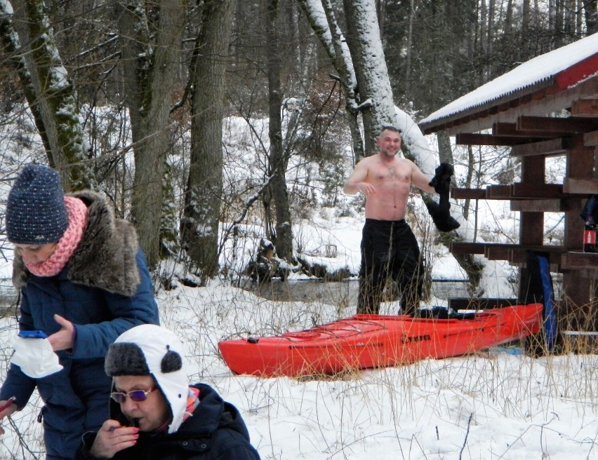 Z kajaka na Brdzie do lodowatej wody. Oto mrożące krew w żyłach zdjęcia z regionu