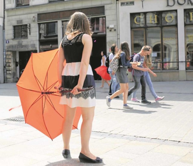 Panie z kolorowymi parasolkami zapraszają do erotycznych klubów