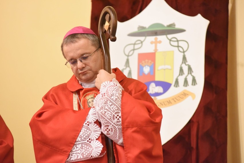 Biskup Tadeusz Lityński wręczył dekrety nowym proboszczom i...