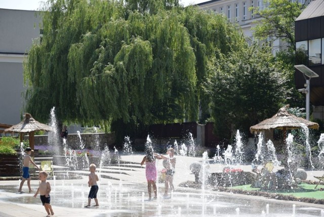 W środę 26 czerwca w Kielcach i województwie mieliśmy rekordowe upału - temperatura dochodziła do 37 stopni w cieniu. Nic dziwnego, że każdy szukał ochłody. W Kielcach oblężenie przeżywały fontanny, wodotryski, kurtyny wodne i... saturatory z wodą. Tak jak przed laty, Wodociągi Kieleckie wystawiły maszyny oferując darmową wodę.  ZOBACZ NA KOLEJNYCH SLAJDACH>>>


