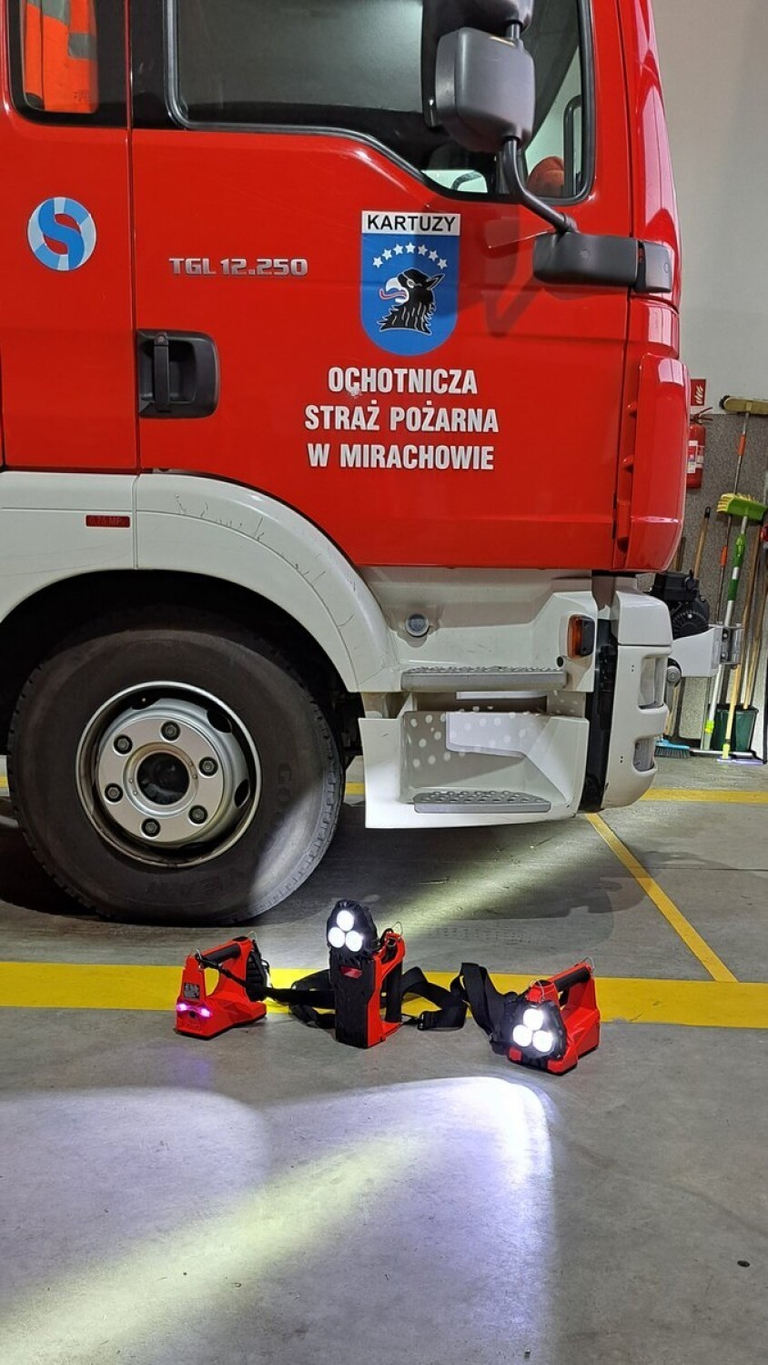 Strażacy z Mirachowa już z nowym sprzętem oświetleniowym