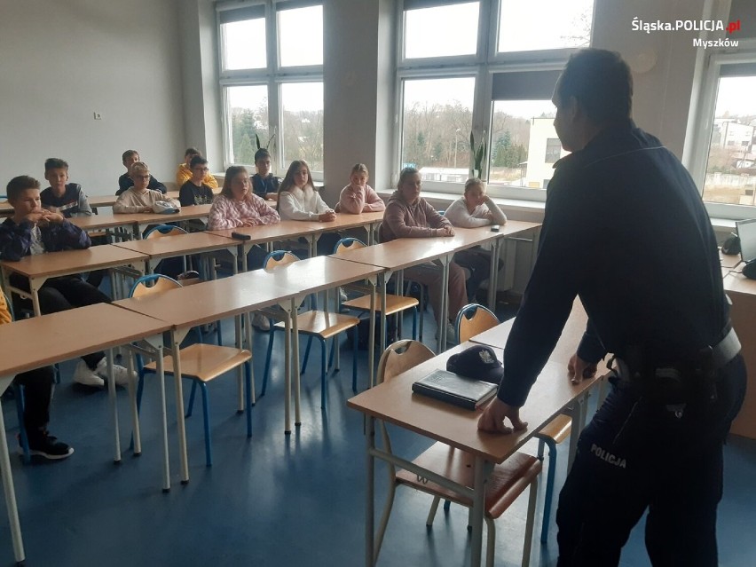 Myszkowscy policjanci prowadzą akcję profilaktyczną wśród uczniów