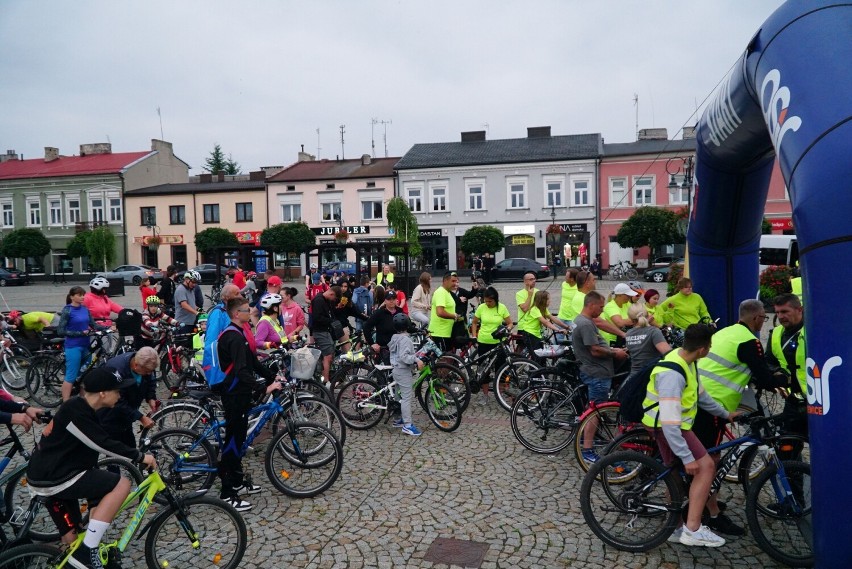 Blisko 600 osób wzięło udział w "Nocnym przejeździe rowerowym" ulicami Skierniewic