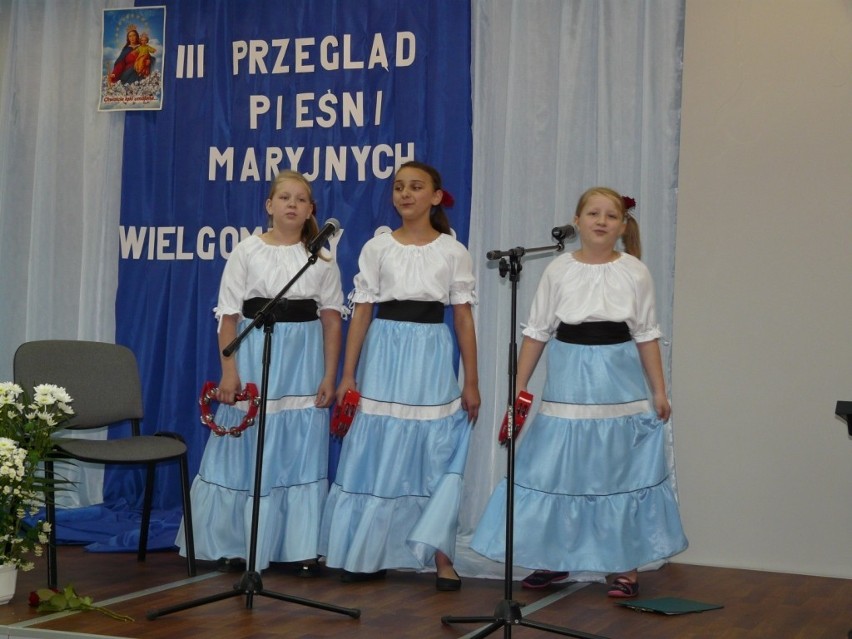 Występują uczennice podstawówki  w Wielgomłynach: Martyna...
