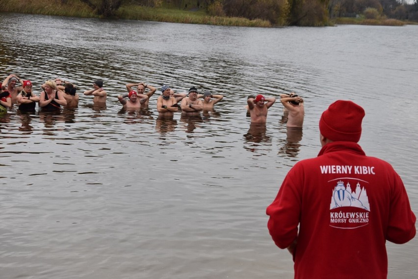 Królewskie Morsy Gniezno. Na plaży miejskiej odbyło się cotygodniowe morsowanie