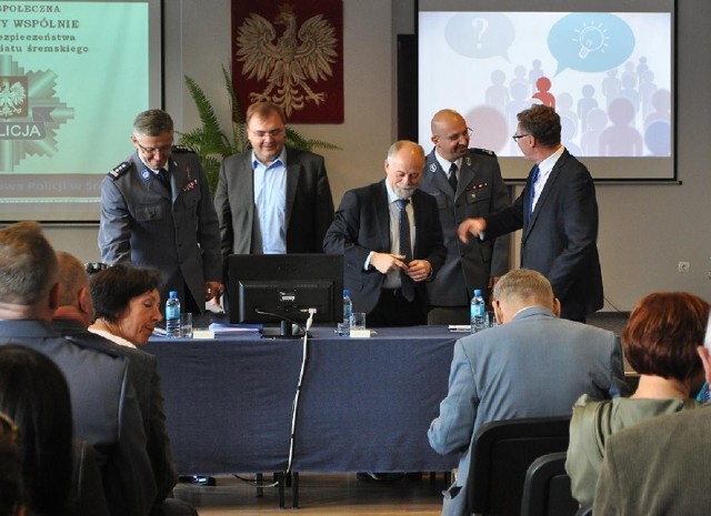 Debata społeczna na temat bezpieczeństwa w powiecie śremskim pod hasłem - "Decydujemy wspólnie"  w auli Zespołu Szkół Politechnicznych. 8 październik 2013r.