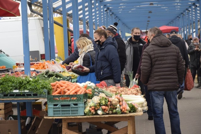 14 listopada na targowisku było wielu sprzedających i kupujących